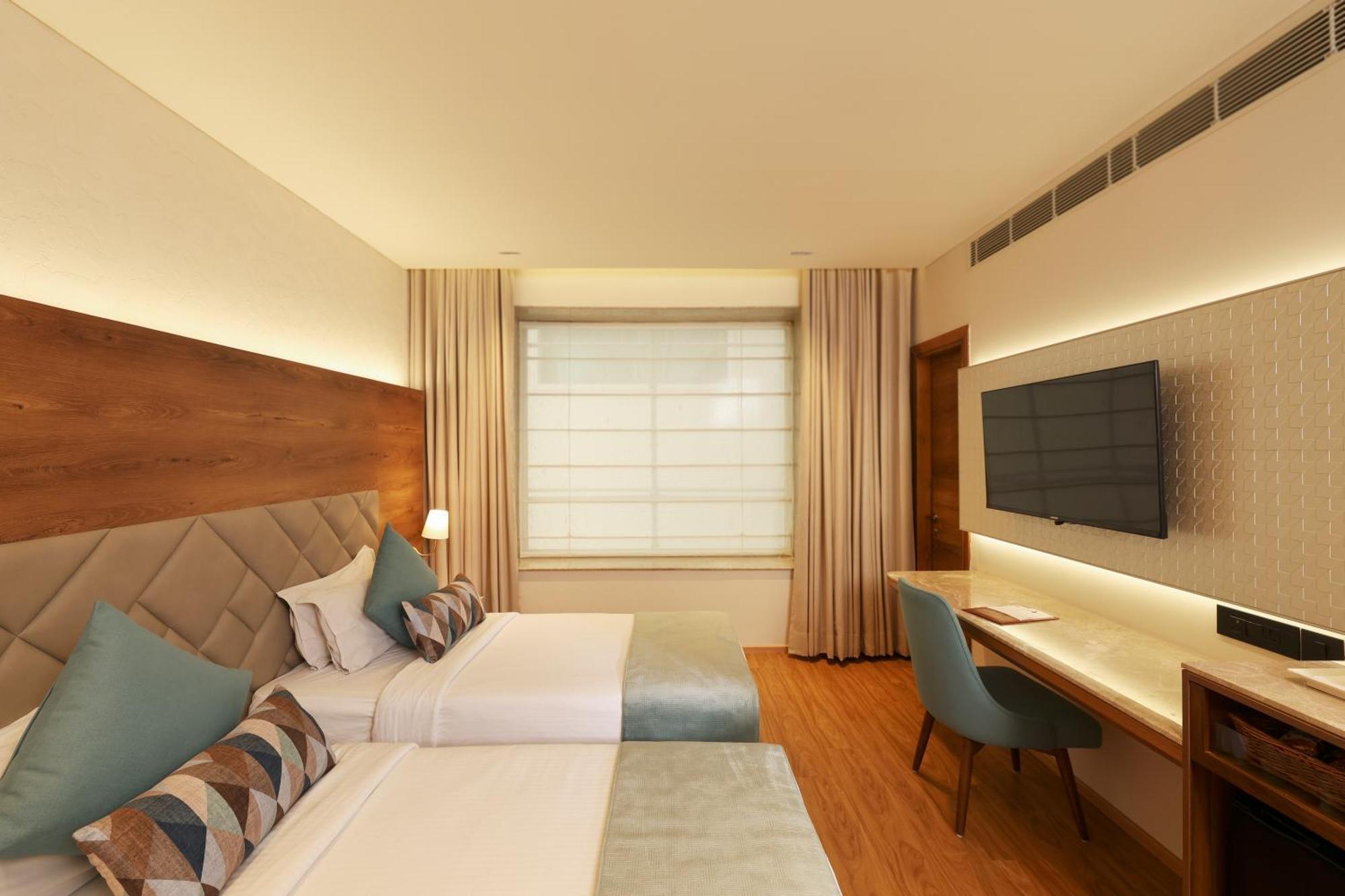 Indus Biznotel New Delhi Exterior foto
