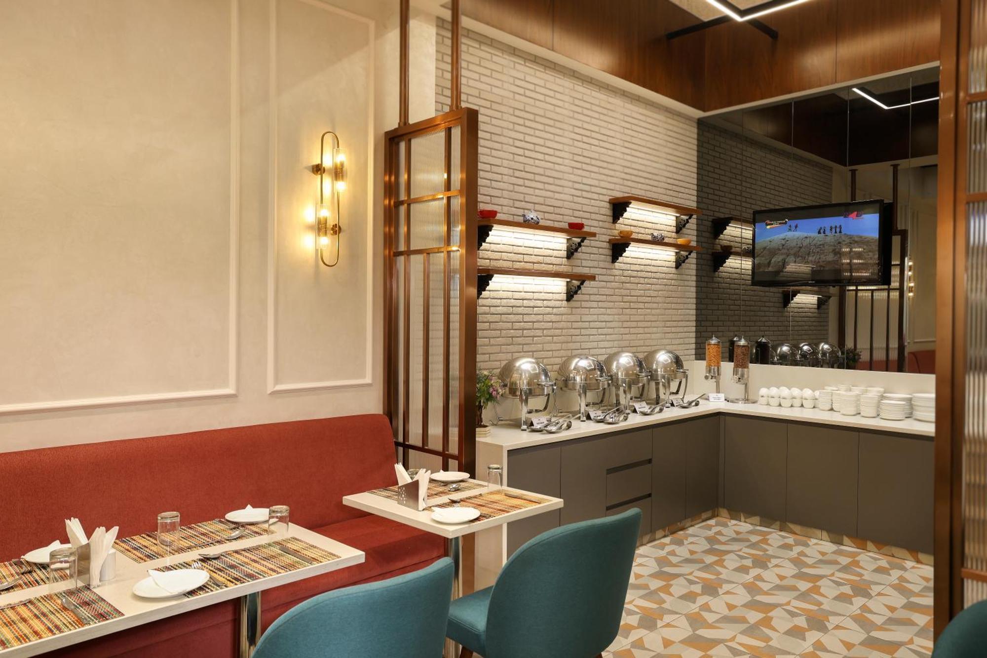 Indus Biznotel New Delhi Exterior foto